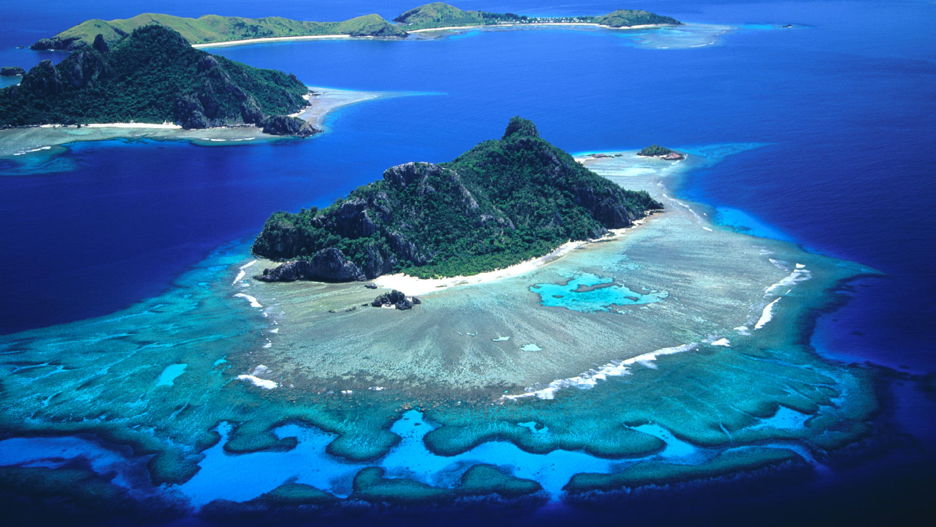 Крупнейшие острова Фиджи – Вануа-Леву и Вити-Леву. 