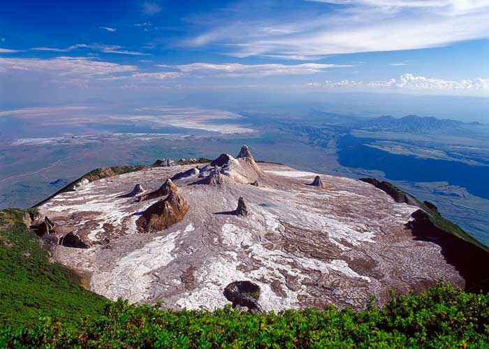 Ол Доиньо Ленгаи – уникальный содовый вулкан. вид кратера