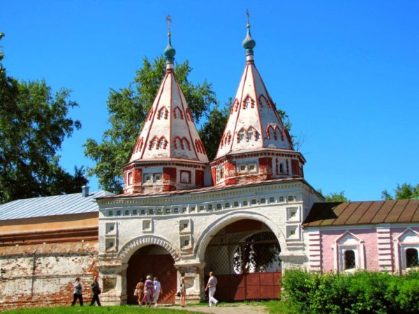 Святые ворота и Ризоположенский собор женского монастыря в Суздале