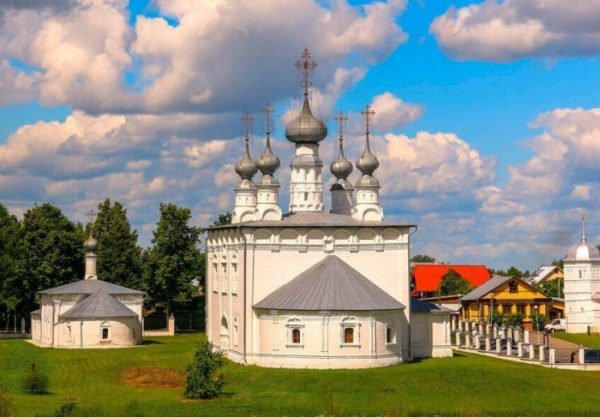 Петропавловская и Никольская церкви расположены в непосредственной близости друг к другу (Суздаль)