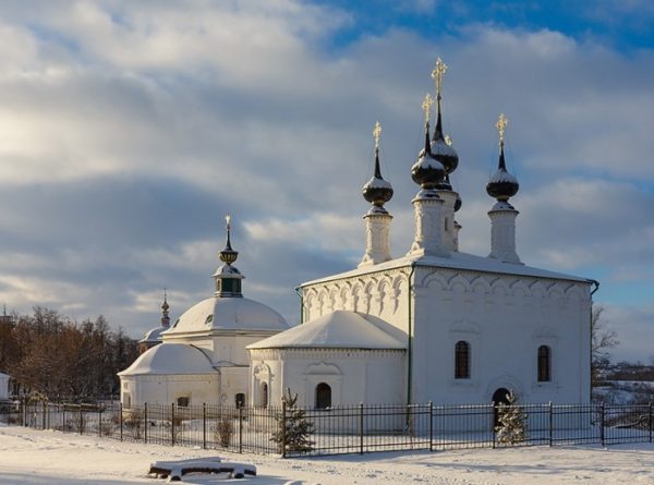 С какой стороны не посмотри, а две церкви очень похожи (Петропавловская и Никольская церкви в Суздале)