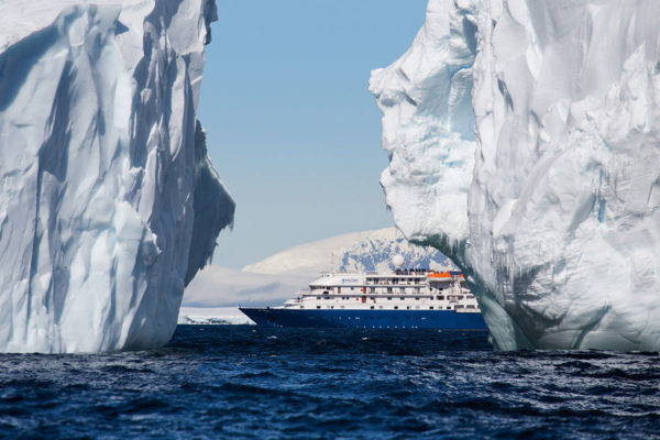 Круизы в Антарктиду: что толкает туристов на посещение суровой земли